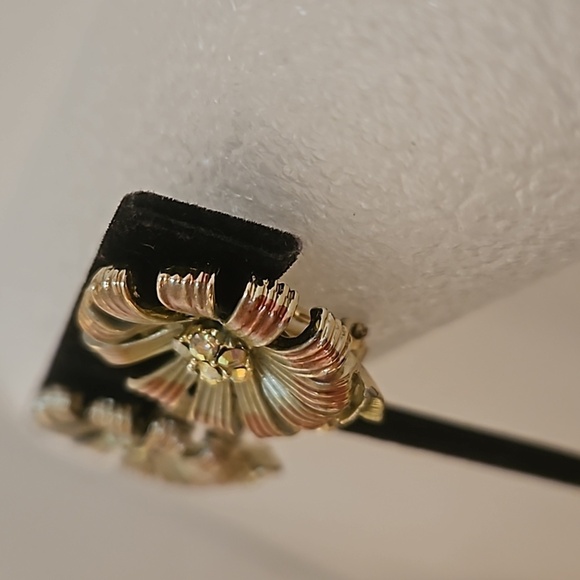 BSK AB Rhinestone on Silvertone & Pinkish Flower Clip-on Earrings - Picture 5 of 7